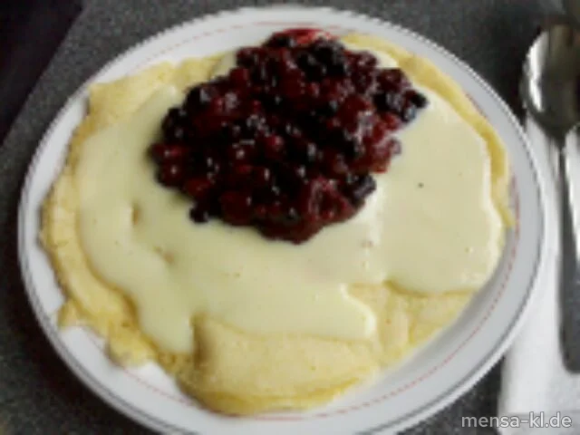 Ein frischer Pfannkuchen (V) mit Waldbeeren (V) und Vanillesoße (V)