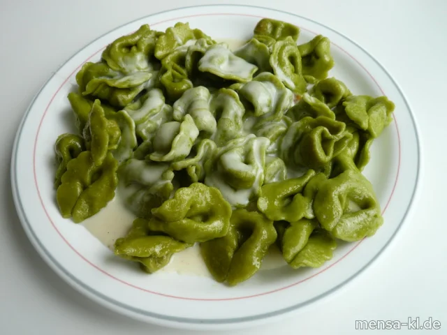 Grüne Tortellini mit Gemüsefüllung (1,Gl,Sl,V) in Sahnesoße (Gl,La,V) und einem kleinen italienischen Salat (Ei,La,V)