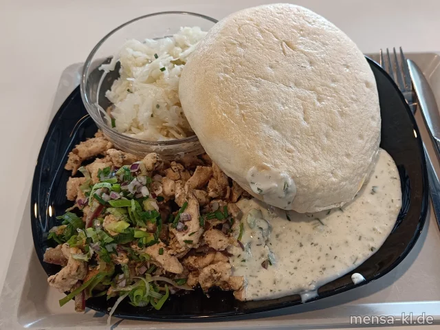 Putengyros im Fladenbrot (Gl,Se,G) mit Krautsalat (1,3,5,Ei,La,Sw), dazu Zaziki (La)