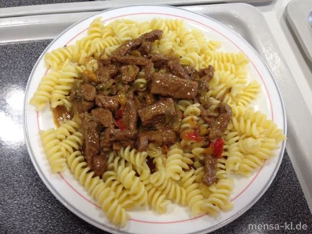 Rindergeschnetzeltes 'Stroganoff' mit Zwiebel und Gewürzgurke (1,3,9,R,A), Fusilli und Salat