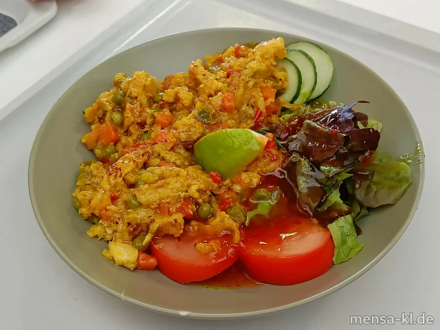 Bowl mit Blattsalat, Gurken, Tomaten, Kraut, Karotten und Paella mit Sweet Chilli-Sauce (Lu,Sl), dazu ein mediterranes Zitronen-Kräuter-Dressing (1,5,Sw)