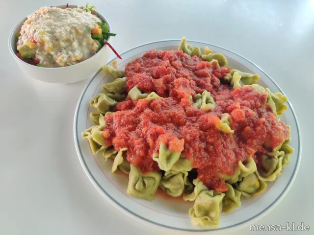 Vegane Tortellini (1,Gl) mit Tomatensugo, dazu ein Beilagensalat nach Wahl