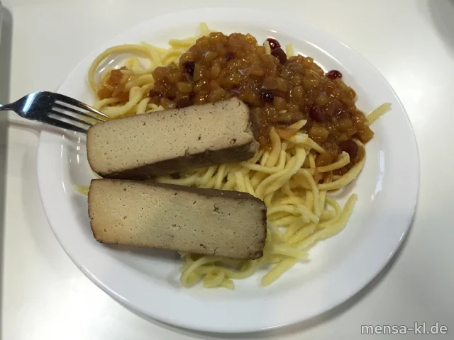 Geräucherter Tofu mit Cranberry-A (2,Gl,Sf,So,V), Spätzle (1,Gl,Ei,V) und Salat