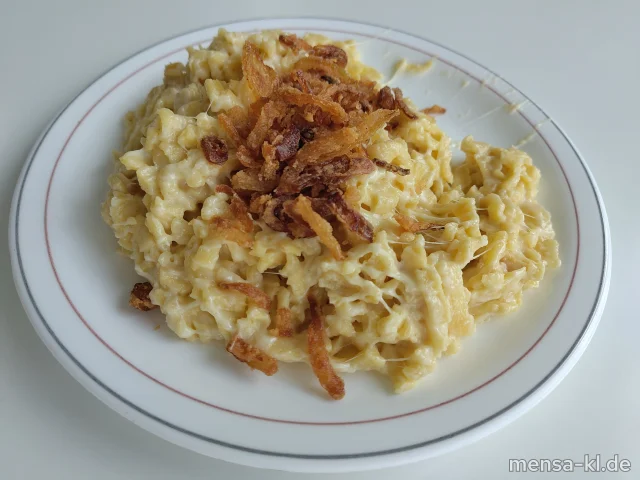 Käsespätzle (Gl,Ei,La) mit Röstzwiebeln (Gl), dazu Salat