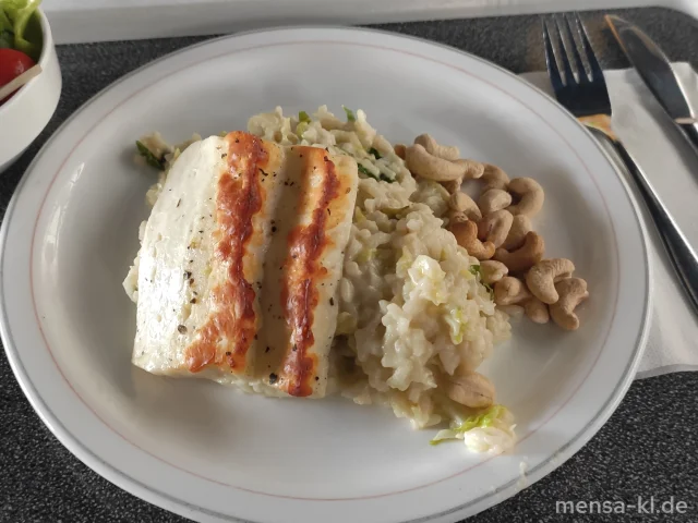 Wirsing-Risotto mit Cashewkernen (1,Nu,So), dazu gebackener Halloumi (La) und einen Beilagensalat nach Wahl