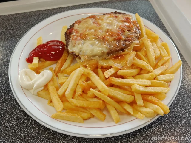 Rinderhacksteak mit Tomaten, Zwiebeln und Käse überbacken (La,Sf,R), Pommes frites und Salat