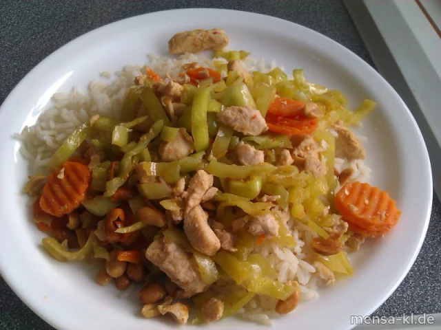 Hähnchenfleisch mit Erdnüssen, Peperoni und Karotten, Reis