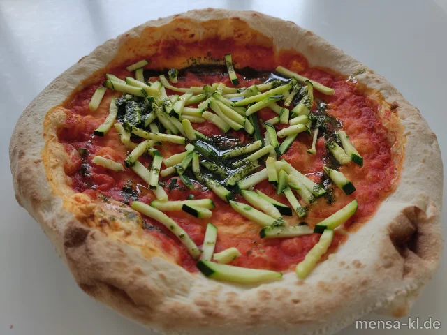 Pizza Vegano alla Napoletana mit Basilikumcreme und Zucchini (Gl), dazu Salat