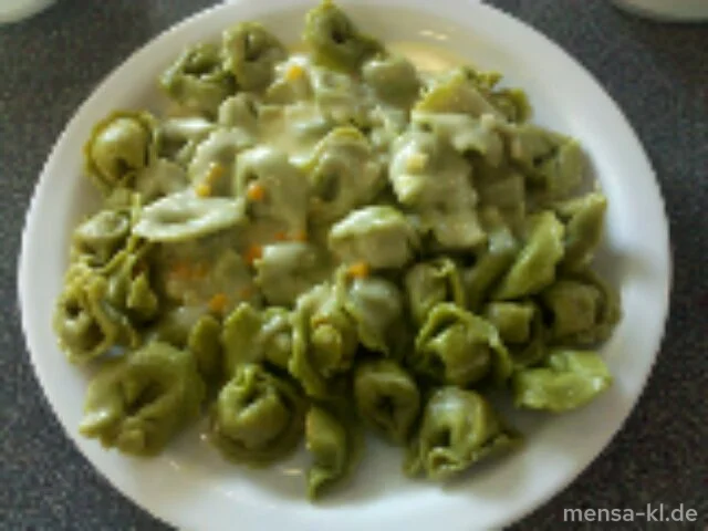 Grüne Tortellini mit Gemüsefüllung (V), Mozzarellacreme (V) und Salat (V)