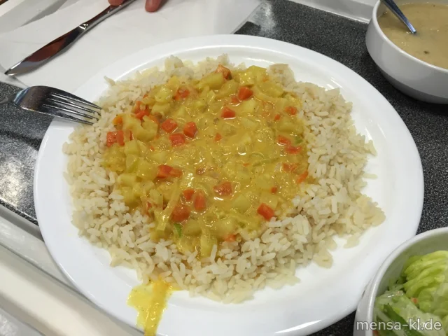 Indisches Gemüsecurry mit Kartoffeln (5,Gl,La,Sw,Sf,Se,V), dazu Reis (1,V) und Salat (V)