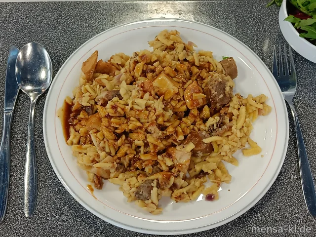 Jägerpfanne mit Wildschweinbratwurst, Waldpilzen, Lauch (Ei,Sl,Sf,S,W) und Hagebutten-Spätzle (Gl,Ei), dazu ein Beilagensalat nach Wahl