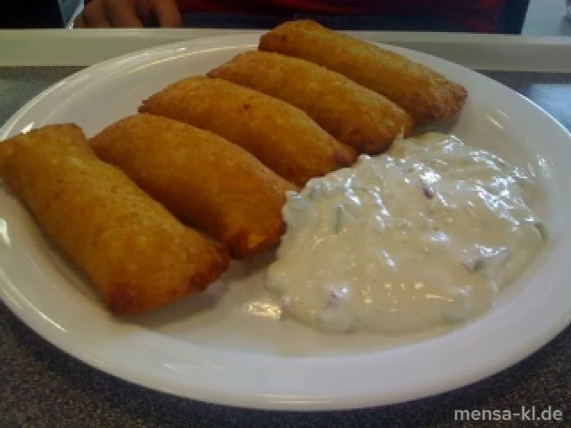 Fünf Kartoffeltaschen (V/2/3) mit Frischkäse und Kräutern gefüllt, Joghurt-Radieschen-Dip und Salat