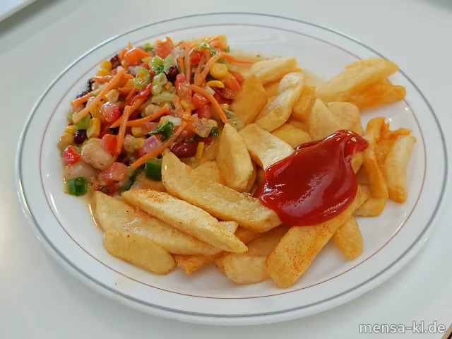 Bunter Gemüsesalat mit Bohnen, Mais, Karotten, Paprika und Frühlingszwiebeln (1,5,Sw,Sf), dazu Pommes frites, Salat (1) und Iced Coconut Raspberry Matcha Latte