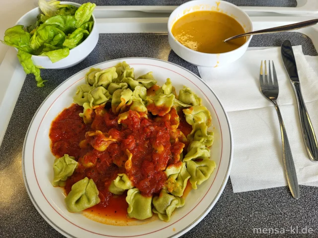 Grüne Tortellini mit Gemüsefüllung (1,Gl) in Tomatensugo (Gl), dazu Salat (1,5,Sw)