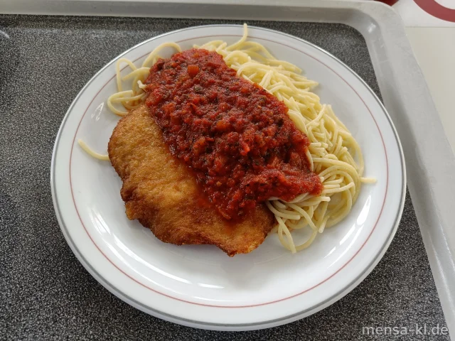Hähnchenbrustfilet "Piccata Art" mit Parmesan-Panade (Gl,La,G), Spaghetti (1,Gl), Tomaten-Basilikumsoße (9) und Salat
