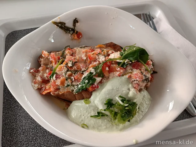 Süßkartoffel (V) mit Tomaten, Rucola und Feta (V), dazu Basilikum-Dip (Nu,La,V)