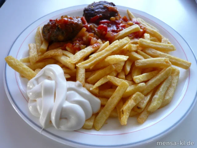 Köfta (Rinderhacksteak mit Gemüse und Feta) (Gl,Ei,La,R) mit Pusztasoße (9,Sl), Pommes frites und Salat (1,3,5,Sw)