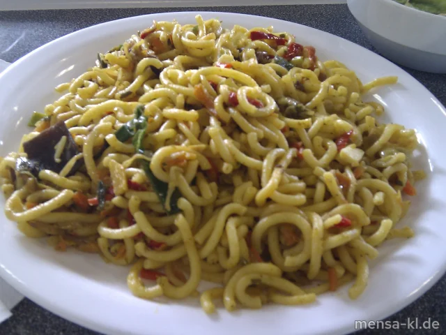 Eine große Portion "Bami Goreng": Indonesisches Nudelgericht mit Gemüse, dazu Salat