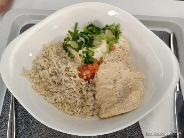 Hähnchenbrust in Limetten-Joghurt-Marinade (La,G) mit Vollkornreis, dazu ein Curry-Dip (La,Sf)