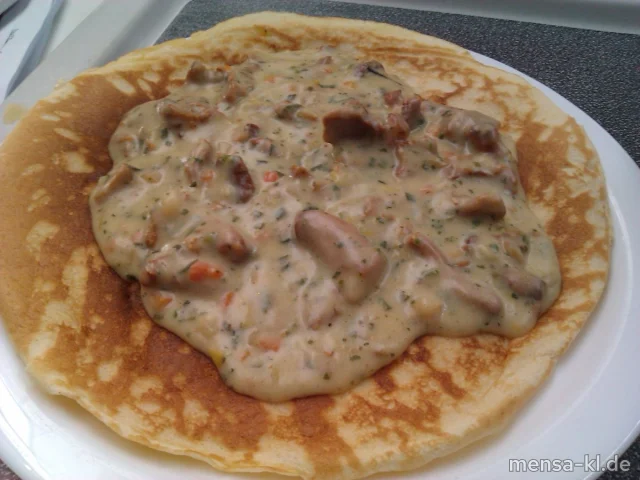 Ein frischer Pfannkuchen (V) mit Pfifferlingen in Rahm