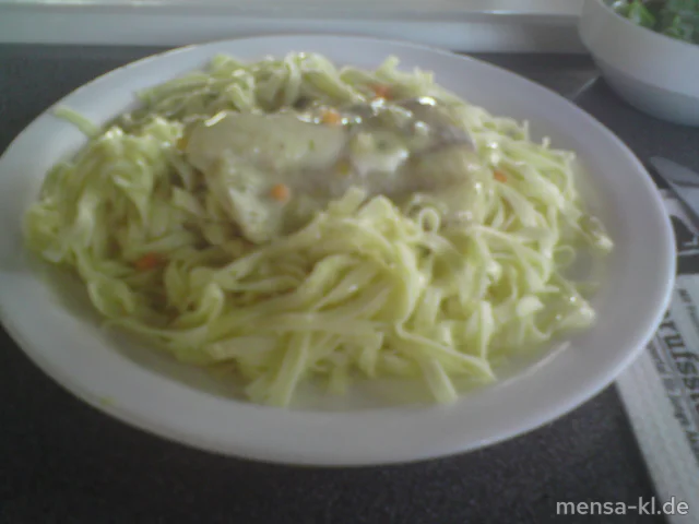 Gedünstetes Seelachsfilet auf Tagliatelle mit einer leichten Gemüsesoße, dazu Salat