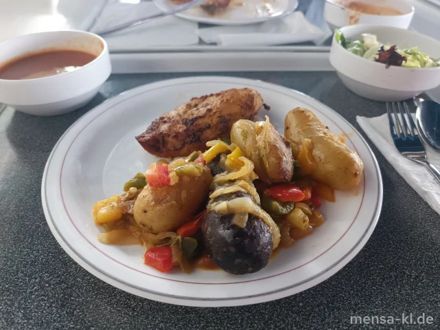 Zweierlei Ofenkartoffeln mit Rosmarin-Paprika und Hähnchenbrust (G), dazu Salat