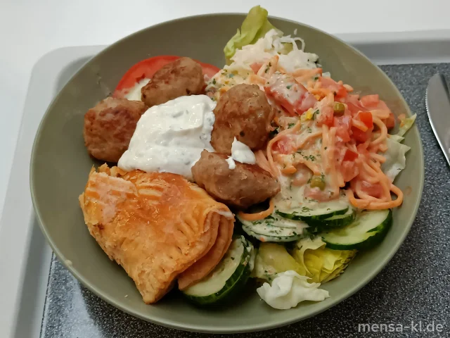 Bowl mit Blattsalat, Kraut, Radieschen, Tomaten, Gurken, Karotten - Selleriesalat (1,3,5,Gl,Nu,Sw,Sl,Sf,So), Tortellinisalat (1,5,Gl,Nu,Sw,Sf), Blätterteigtasche (1,2,3,Fi,Gl,Ei,La,S) und Partyfrikadellen-Topping, dazu ein Kräuterdressing (5,Gl,Nu,Sw,Sf)