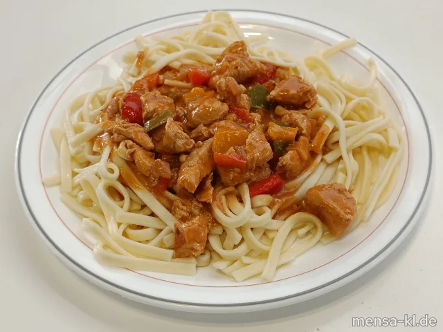 Putengulasch in Paprikasoße (La,G) mit Bandnudeln (Gl) und Salat (1,5,Sw)