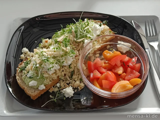 Geröstetes Dinkelbrot belegt (Gl) mit Guacamole, Taboulé, Feta und Mandeln (Gl,Nu,La), dazu einen Aprikosen-Tomatensalat