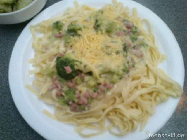 Tagliatelle "Veronese" mit Broccoli-Schinken-Sahnesoße (2,3,S), geriebenem Käse (1,2) und Salat