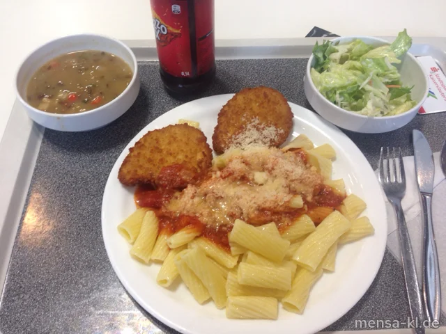 Schnitzel "Valess" "Mailänder-Art" (Gl,Ei,La,V) mit Tomatensoße (9,V), Rigatoni (1,Gl,Ei,V), Grana Padano (2,Ei,La,V) und Salat (V)