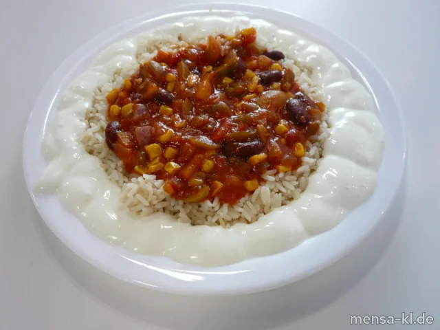 Gemüse-Chili (2,9,Gl,La,Sl,So,V) mit Sour Cream (9,Gl,Ei,La,So,V), Reis (V) und Salat (V)