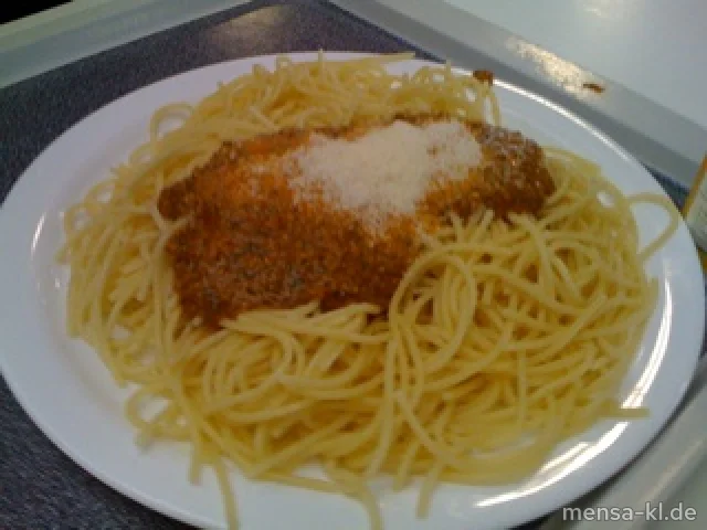 Spaghetti mit Pesto rosso, Grana Padano (2) und Salat