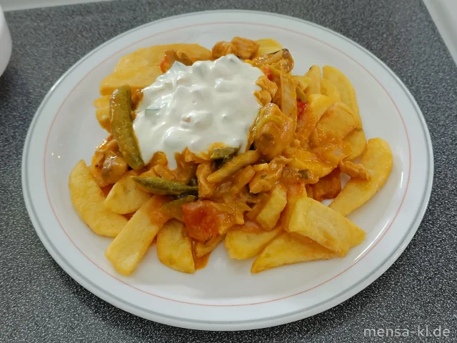 "Poutine": Große Portion Steakhouse-Fries, dazu thailändische Gemüsepfanne mit Putenstreifen (Gl,Sf,Se,So,G), bunter Paprika, Limettenfrischkäse-Dip (La) und Salat