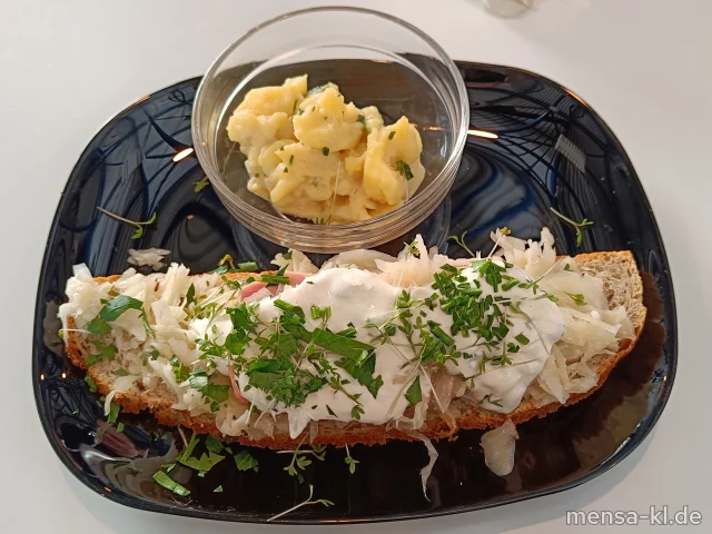 Geröstetes Dinkelbrot belegt mit (Gl) Weißkraut, Rieslingschinken, Traubencreme, Blattpetersilie (2,3,8,La,S), dazu Kartoffelsalat (5,Sw,Sf)