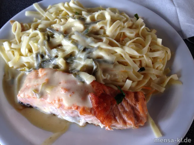 Frisches Lachsfilet (F) mit Pinot-Grigio-Lauchsoße (A) und Gemüse-Tagliatelle