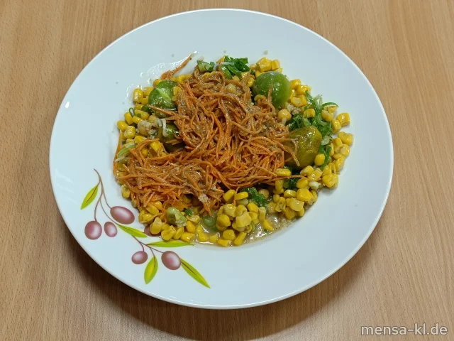 Salat mit Kichererbsen, Couscous, Mais, Kirschtomaten, Karotten und Frühlingszwiebeln (Gl,Se), dazu Kräuter-Dressing (1,3,5,Sw,Sf)