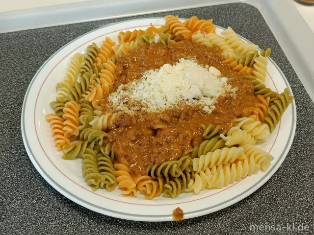 Fusilli (1,Gl) mit Sahnehaschee (4,Gl,Ei,La,Sl,Sf,R,S), Grana Padano (La) und Salat