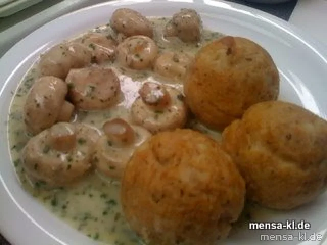 Drei Semmelknödel (V) mit frischen Champignons in Kräuterrahm, dazu Salat