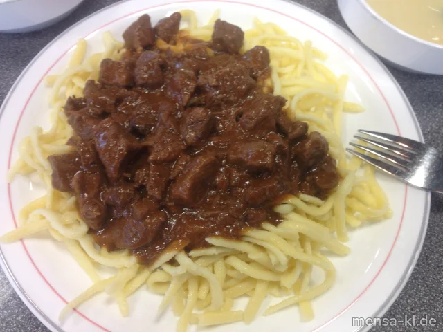 Rindersaftgulasch (5,Gl,La,Sw,Sf,A,R) mit Spätzle (1,Gl,Ei) und Salat