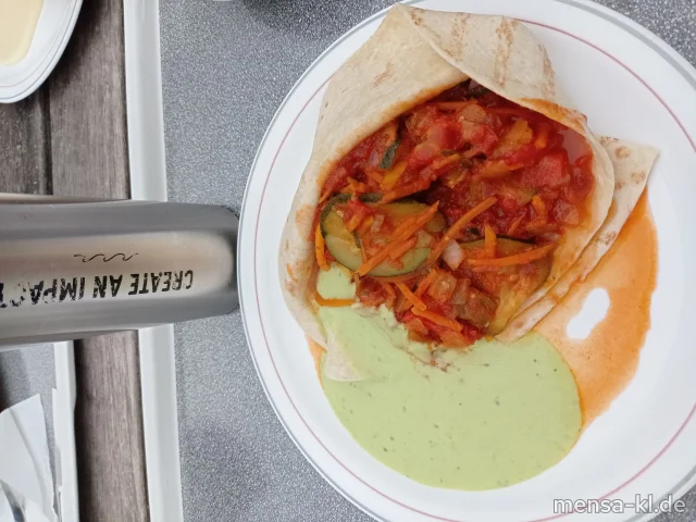 Burrito: Tortilla mit feuriger Gemüsefüllung (2,Gl), dazu Avocado-Dip (1,Sf) und Salat