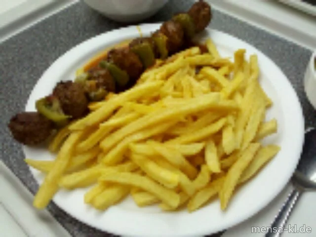 Hackfleisch-Spieß (2,R,S) mit Schaschliksoße, Pommes-Frites und Salat