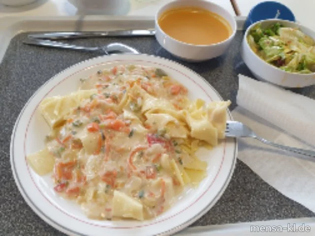 Tagliatelle (1,Gl,Ei) mit Seelachs-Gemüsesoße (Fi,Gl,La,Sl) und Salat