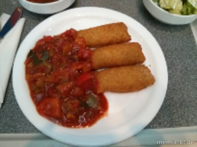 Drei Kartoffeltaschen mit Frischkäse gefüllt (2,3,V), Ratatouille-Gemüse (V) und Salat (V)
