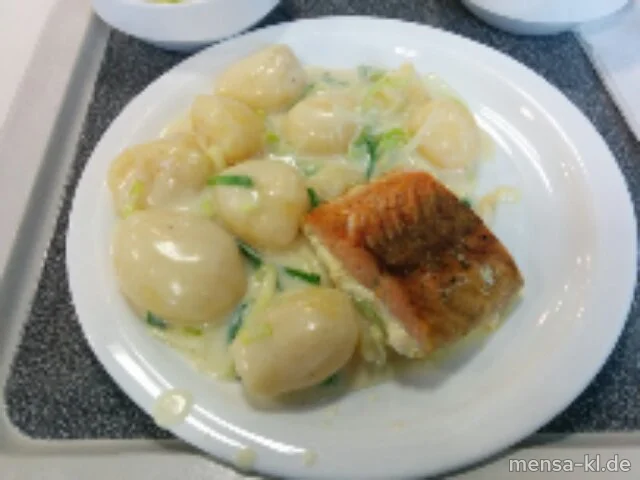 Lachsfilet (F) mit Béchamel-Lauchkartoffeln (A) und Salat