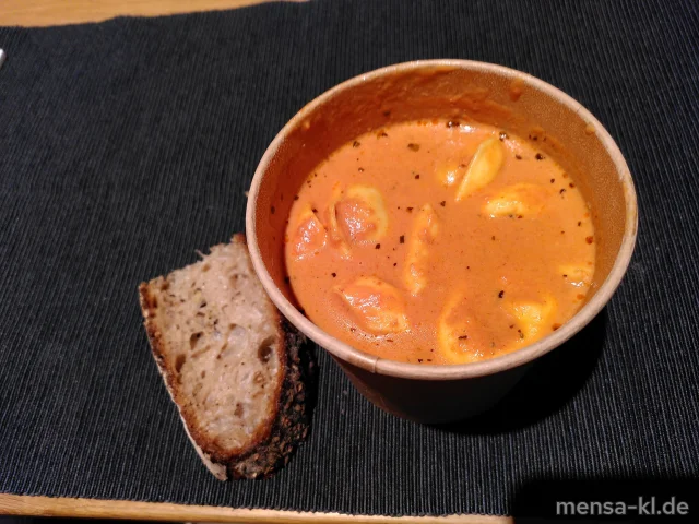 Vegetarischer Tortellini-Gemüse-Eintopf (Gl,La), dazu eine Scheibe Bauernbrot (Gl)
