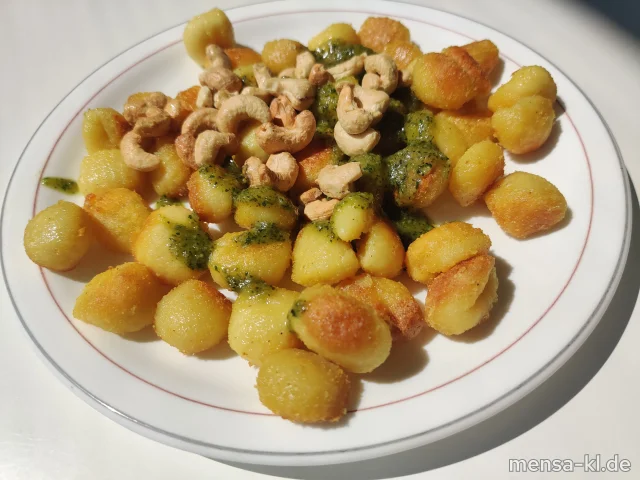Gnocchi (Gl) mit Ruccolapesto (Nu), Crunchy-Nuts (Nu), dazu Salat