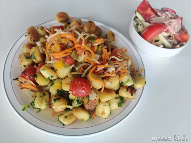 Gestifteltes Ofengemüse mit glasierten Tomaten auf Kräuter-Gnocchi (3,Gl,Sl), dazu einen Beilagensalat nach Wahl