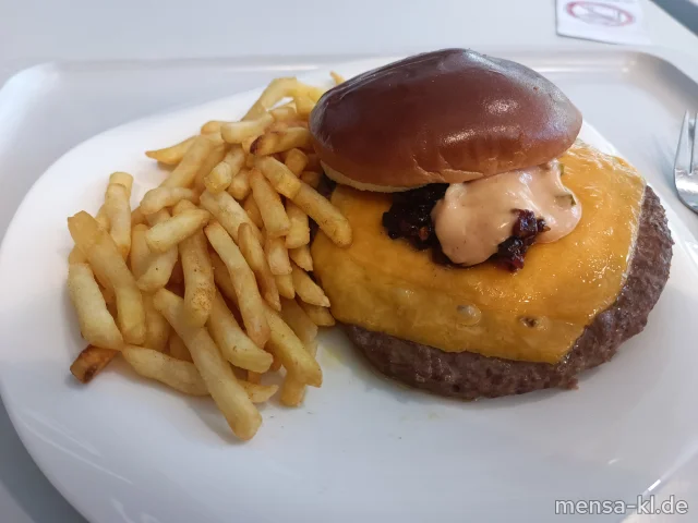 Rinderburger im Brioche Bun, gewürfelte Senfgurken, karamelisierten Orangen Speck, und Cheddar (1,2,9,Gl,La,Sl,Sf,Se,So,R,S), dazu Pommes frites