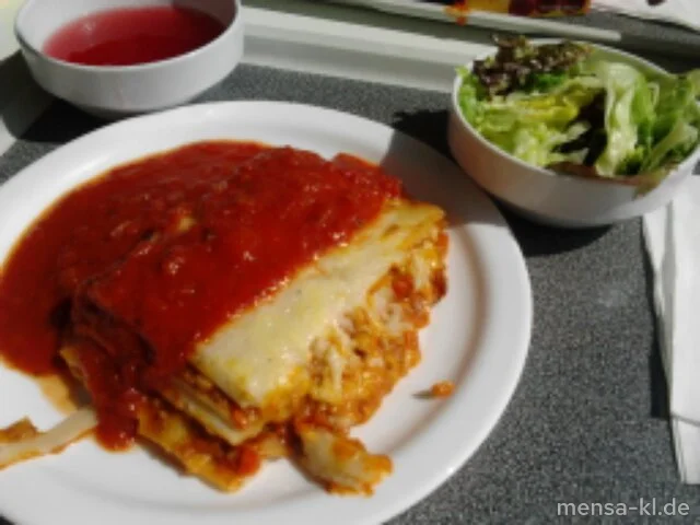 Lasagne 'Bolognese' mit Rinderhackfleisch (R), Tomatensugo und Salat